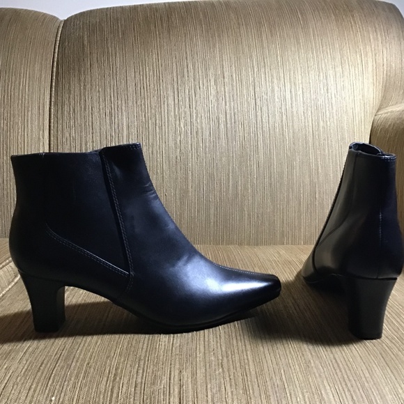 Black Leather heeled boots - Picture 2 of 5
